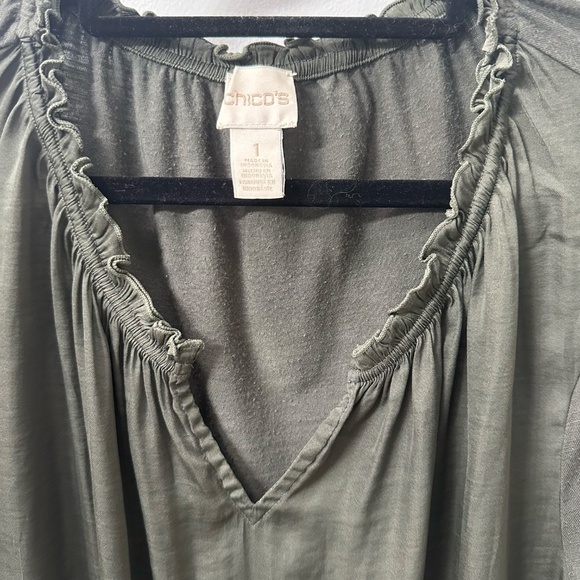 Chico’s Sz 1 (US M/L) Dark Khaki/Olive Green Ruffle Detail V Neck Top GUC - Picture 3 of 10
